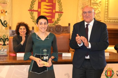 Jesús Julio Carnero entrega el galardón de mejor deportista a Isa Rivero.