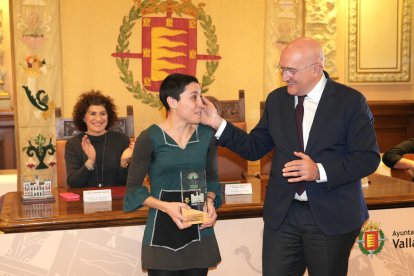 Jesús Julio Carnero entrega el galardón de mejor deportista a Isa Rivero.