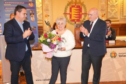 Jesús Julio Carnero, junto a Guillermo Velasco, entrega el galardón a Natividad, esposa de Demetrio Nieto.