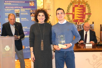 Mayte Martínez entrega el galardón a Adrián Parras, mejor deportista con discapacidad.