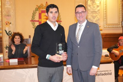 Javier González Vega entrega el galardón de mejor centro escolar a Diego Olivar, del CEIP Pedro Gómez Bosque.