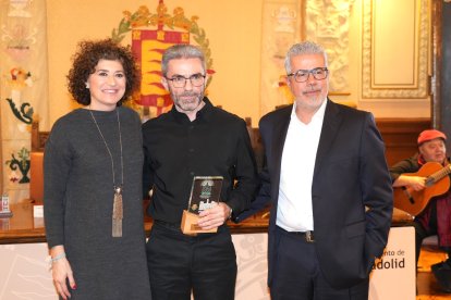 Mayte Martínez entrega el galardón a Salvador Díez, mejor juez-árbitro.