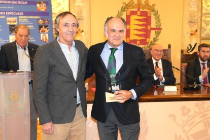 Borja Lara entrega el galardón de mejor directivo a Bentabol.