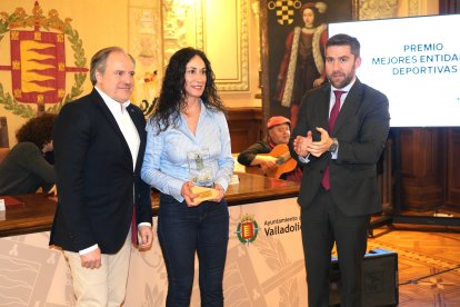 'Pacote' entrega el galardón de mejor entidad a José Ramón Arroyo y Sonia Pedraza, del UVa VCV.