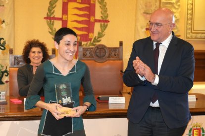 Jesús Julio Carnero entrega el galardón de mejor deportista a Isa Rivero.