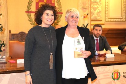 Mayte Martínez entrega el galardón a Nuria Nieto, del CD Don Bosco.