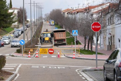 Corte de tráfico en la avenida de Las Contiendas por las obras de pavimentación