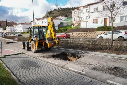Corte de tráfico en la avenida de Las Contiendas por las obras de pavimentación