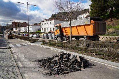 Corte de tráfico en la avenida de Las Contiendas por las obras de pavimentación