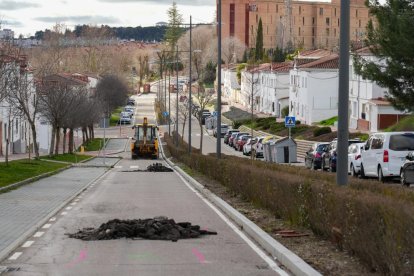 Corte de tráfico en la avenida de Las Contiendas por las obras de pavimentación