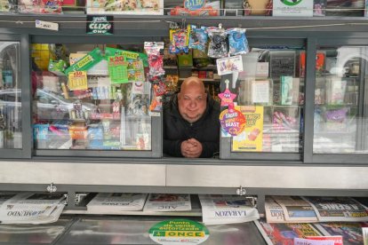 Alejandro junto a su kiosco frente al Teatro Calderón