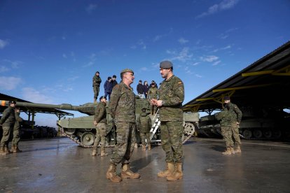 El Regimiento de Caballería Farnesio y Grupo Acorazado de Caballería Villaviciosa participan en la actividad ‘Working day’ junto a alumnos de cuarto de la ESO y primero y segundo de Bachillerato.