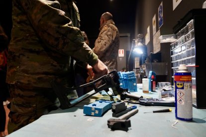 El Regimiento de Caballería Farnesio y Grupo Acorazado de Caballería Villaviciosa participan en la actividad ‘Working day’ junto a alumnos de cuarto de la ESO y primero y segundo de Bachillerato.
