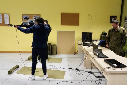 El Regimiento de Caballería Farnesio y Grupo Acorazado de Caballería Villaviciosa participan en la actividad ‘Working day’ junto a alumnos de cuarto de la ESO y primero y segundo de Bachillerato.