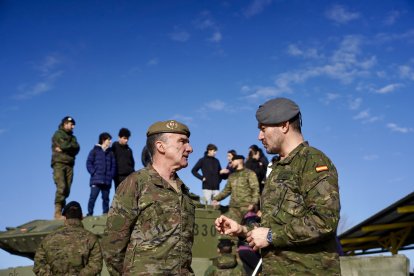 El Regimiento de Caballería Farnesio y Grupo Acorazado de Caballería Villaviciosa participan en la actividad ‘Working day’ junto a alumnos de cuarto de la ESO y primero y segundo de Bachillerato.