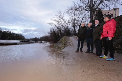 El alcalde, Jesús Julio Carnero, visita el río Esgueva en la confluencia con el Pisuerga