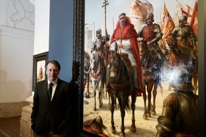 El pintor Augusto Ferrer-Dalmau junto a su obra dedicada a Cisneros