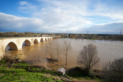 Crecida del Duero a su paso por San Miguel del Pino y Tordesillas