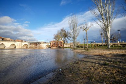 Crecida del Duero a su paso por San Miguel del Pino y Tordesillas