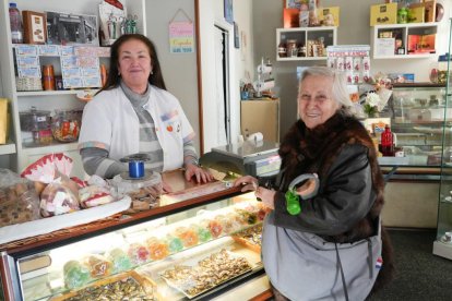 Begoña Adan dueña de la pastelería Begoña, atiende a Amor, una de sus mejores clientas. En el número 12