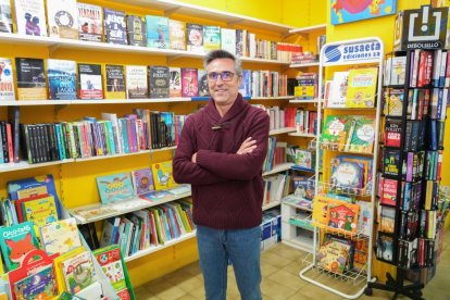 Jesús Ángel Delgado, dueño de la librería Orrasco, en el número 28.
