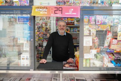 Raúl Curiel, dueño del kiosco en el cruce con la calle Puente Colgante.
