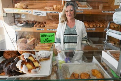 Cristina Espeso atiende la panificadora La Tudelana, en el número 10