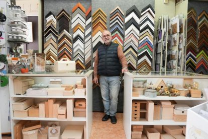 Cristobal Martínez, dueño de la tienda de enmarcación y manualidades Di No, en el número 14