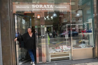 Soraya Estrada, dueña de la mercería Soraya, en el número 22.