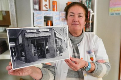 Begoña Adan dueña de la pastelería Begoña, muestra una foto de la fachada de la pastelería a finales de los años sesenta