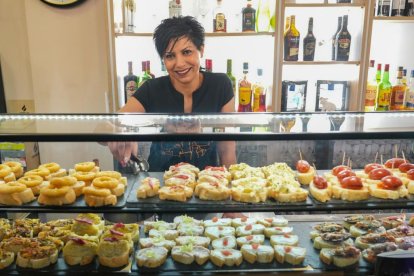 Bina, trabajadora del bar El Bohemio, en el número 22