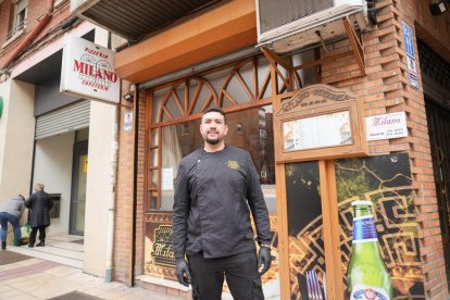 Josué David Flores, cocinero de la pizzería Milano, en el número 35