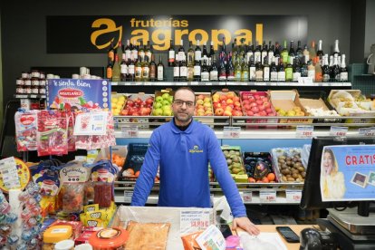 Mario Sánchez, trabajador de la frutería AGROPAL, en el número 19