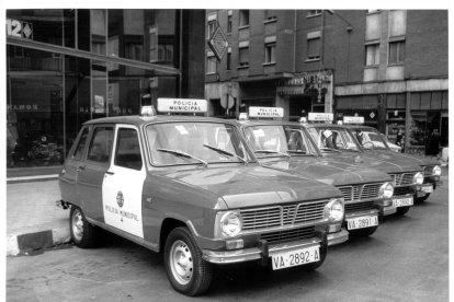 Vehículos Renault de la Policía estacionados en el concesionario de la calle Gabilondo esquina García Morato en 1972.
