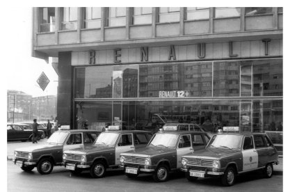 Vehículos de Renault de la Policía estacionados en el concesionario situado en la calle Gabilondo esquina García Morato en 1972