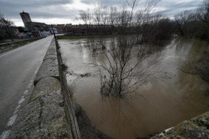 El río Cega a su paso por Mojados en Valladolid.