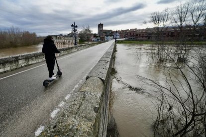 El río Cega a su paso por Mojados en Valladolid.
