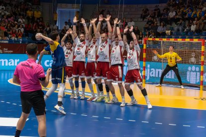 Gustavo Oliveira lanza un golpe franco con el reloj a cero antes del descanso que acabaría en gol (10-15).