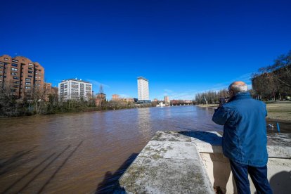 El río Pisuerga a su paso por la capital vallisoletana.