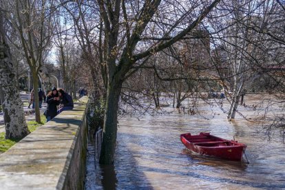 El río Pisuerga a su paso por la capital vallisoletana.