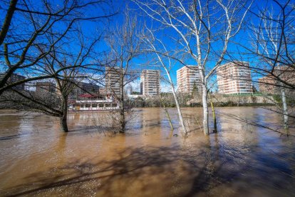 El río Pisuerga a su paso por la capital vallisoletana.