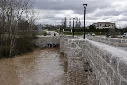 Aumento del caudal del río Pisuerga a su paso por la localidad vallisoletana de Simancas.