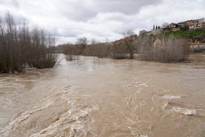 Aumento del caudal del río Pisuerga a su paso por la localidad vallisoletana de Simancas.