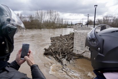 Aumento del caudal del río Pisuerga a su paso por la localidad vallisoletana de Simancas.