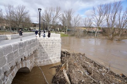 Aumento del caudal del río Pisuerga a su paso por la localidad vallisoletana de Simancas.