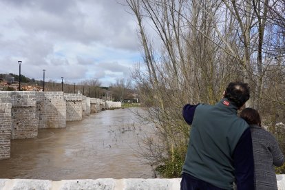 Aumento del caudal del río Pisuerga a su paso por la localidad vallisoletana de Simancas.