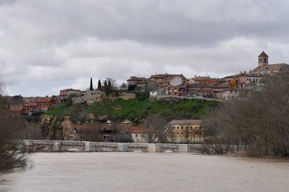 Aumento del caudal del río Pisuerga a su paso por la localidad vallisoletana de Simancas.