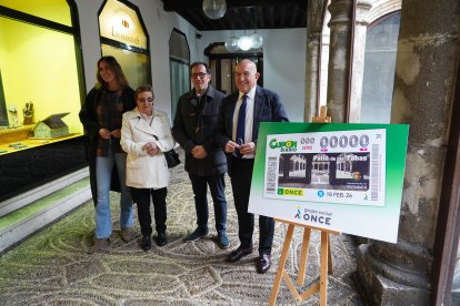 Presentación del cupón de la ONCE ilustrado con la imagen del Patio de las Tabas.