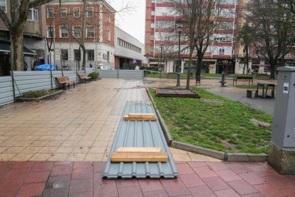 Obras en la plaza de San Juan para colocar los arcos de La Merced Calzada.