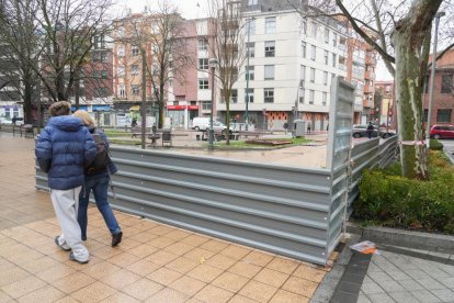 Obras en la plaza de San Juan para colocar los arcos de La Merced Calzada.